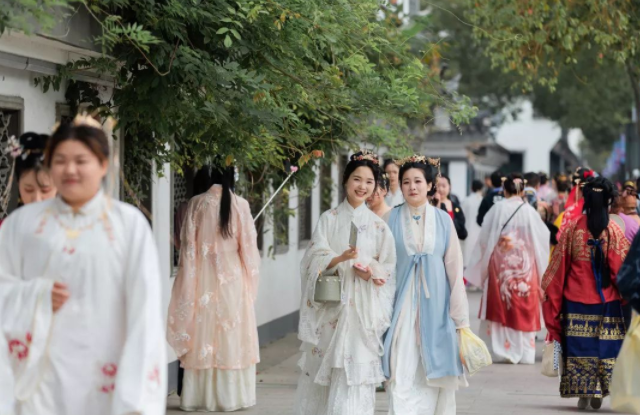 <b>盛装穿针乞巧祈愿姻缘才有金风玉露一相逢便胜却人世无数</b>