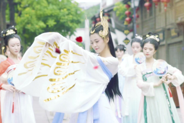 盛装穿针乞巧祈愿姻缘才有金风玉露一相逢便胜却人世无数 盛装穿针乞巧祈愿姻缘才有金风玉露一相逢便胜却人世无数