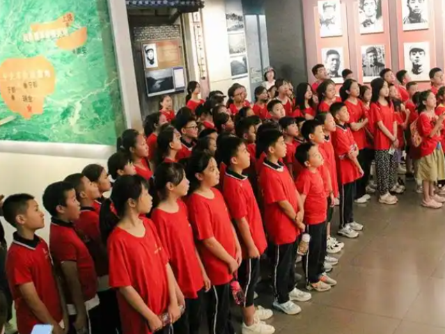 了解年代考虑职责学生们站在劳模立异效