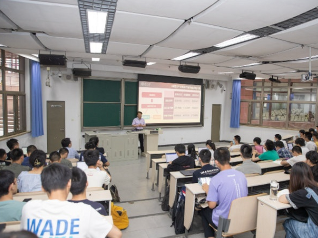 观看缺少互动也缺少全班同学同在一个讲堂空间学习的亲切感