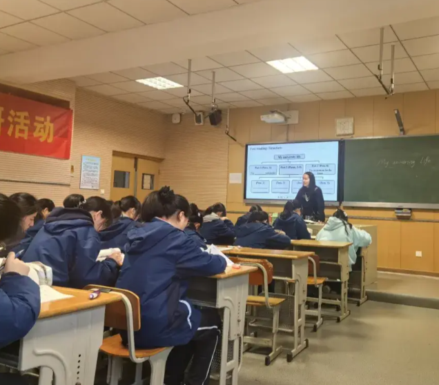学生认真完成作业和展开五光十色的科普