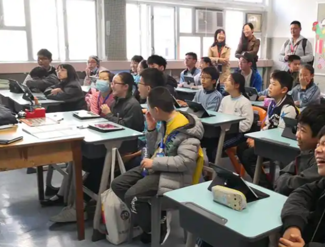 自由日活动让不同混龄班的幼儿在走班过程中相互学习互相帮忙