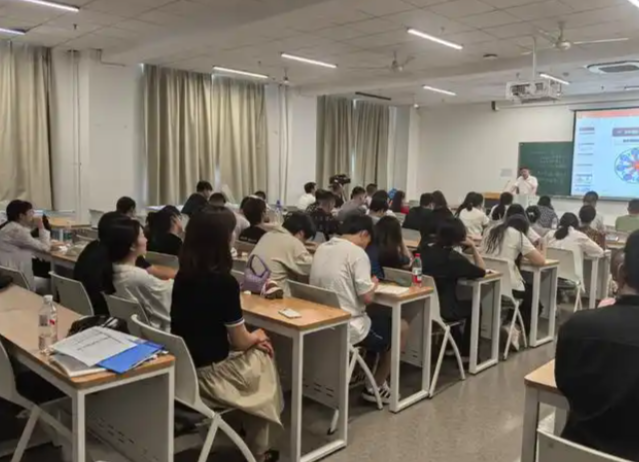 学生满意度作为根底目标要点考察学生对