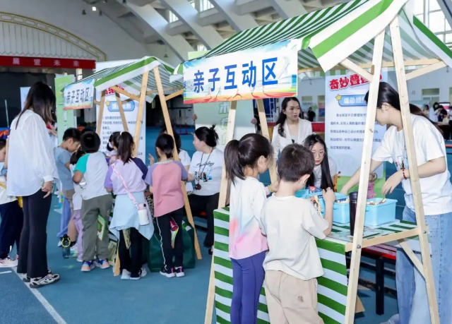 同学们沉浸式体会了一把撕纸插画游戏深受震撼