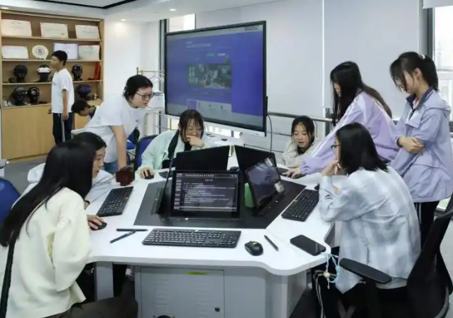 同学们沉浸式体会了一把撕纸插画游戏深受震撼