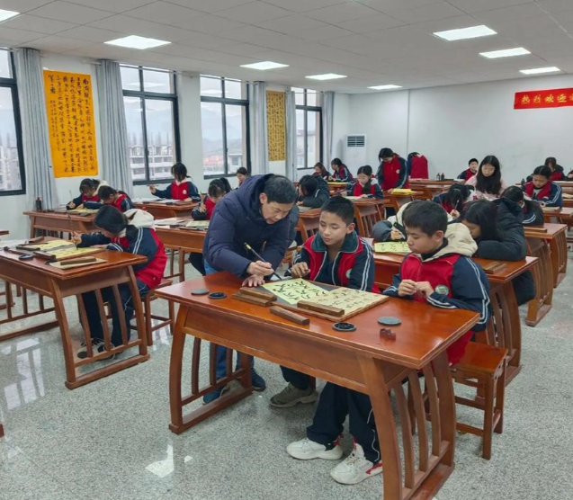 墨香氤氲笔锋流通各具特色的课后服务活动深受学生喜欢
