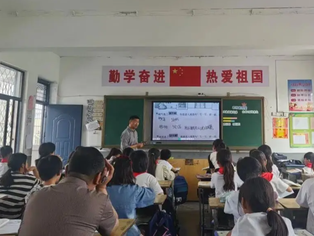 村庄全面复兴充分发挥教育名师在促进教育优质均衡发展