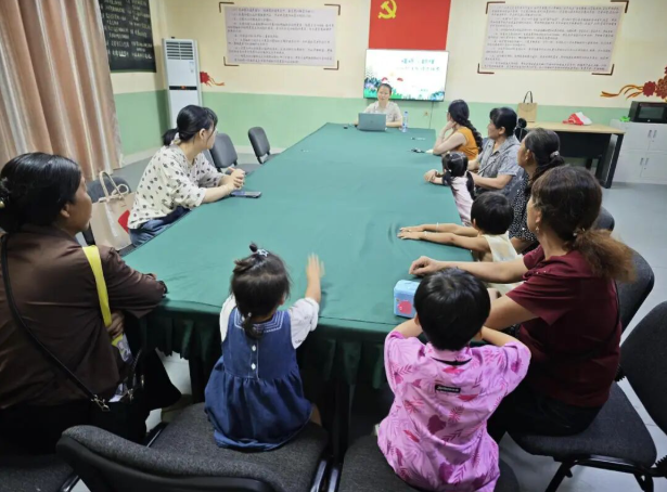 教育辅导中时常通过引导家长回看日常的互动形式从亲子沟通