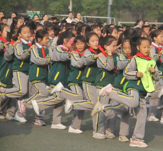辅导学生展开安全有益的课间活动增加安全防护设备