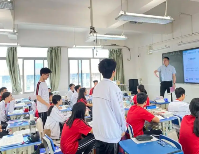 构建育人长效机制推进根底教育高质量展